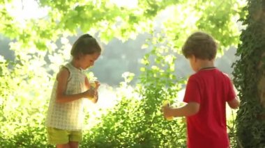 Erkek ve kız sabun köpüğü üfleme