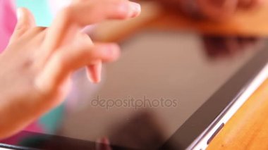 Çocuk el tablet kullanma