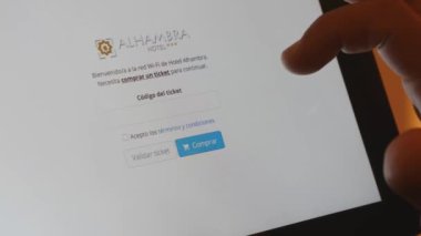 Tablet kullanan adam