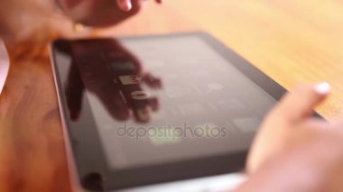 Çocuk el tablet kullanma