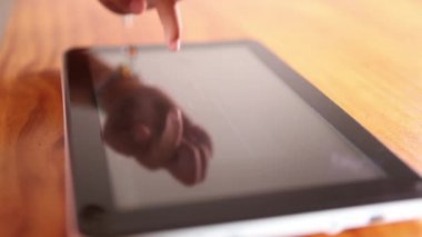 Çocuk el tablet kullanma