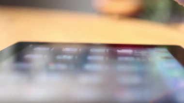 dijital tablet kullanan kadın 