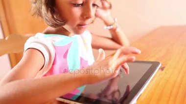Tablet pc kullanan kız