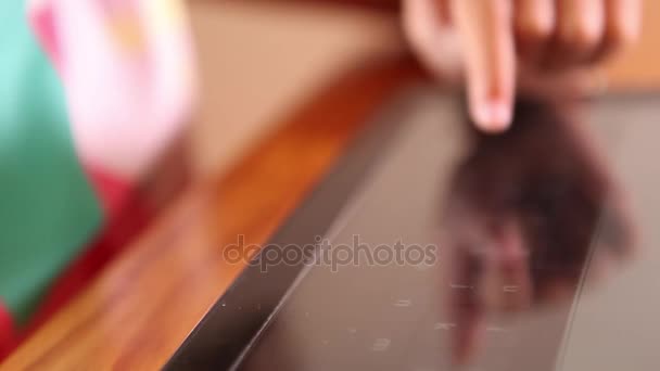 Mani del bambino utilizzando Tablet — Video Stock