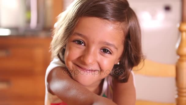 Gadis kecil yang cantik — Stok Video