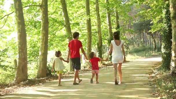 Gezin met kinderen op een wandeling in de natuur — Stockvideo