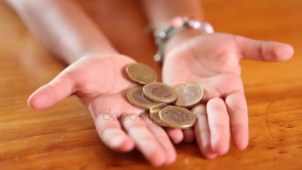 Dívka ruce počítání peněz — Stock video