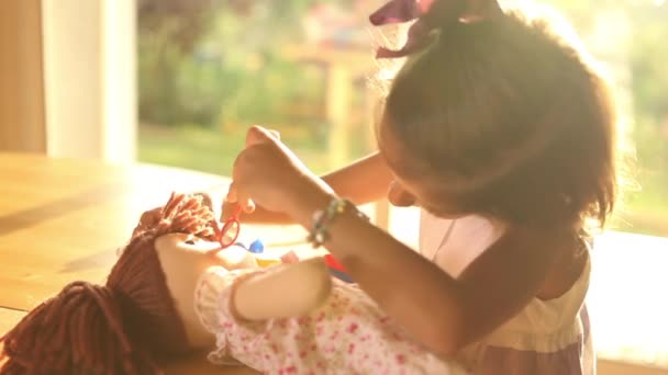 Menina jogando médicos com boneca — Vídeo de Stock