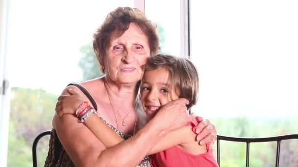 Γιαγιά Και Εγγονός Αγκάλιασμα Ηλικιωμένη Γυναίκα Και Μικρό Κορίτσι Μαζί — Αρχείο Βίντεο