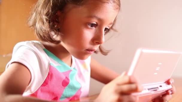 Tablet pc kullanan kız — Stok video
