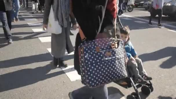 Människor på gatorna i Barcelona — Stockvideo