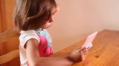 Tablet pc kullanan kız