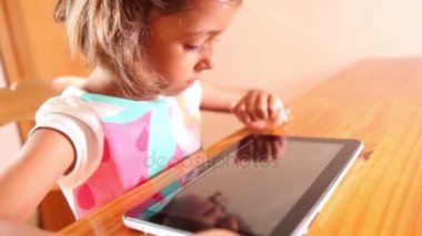 Tablet pc kullanan kız