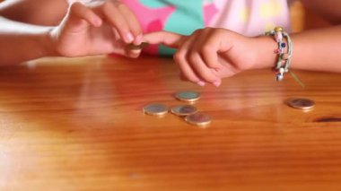 Kız sayım para eller