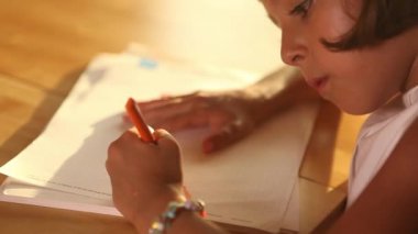 Ödev yapan küçük kız.