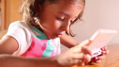 Tablet pc kullanan kız
