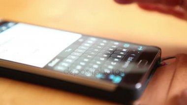  Cep telefonu kullanan kadın