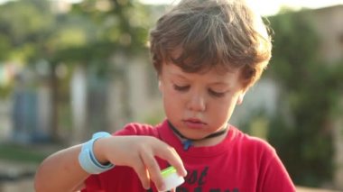 sabun köpüğü üfleme çocuk