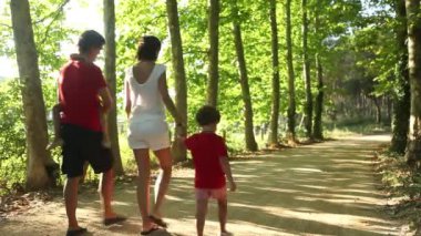 Doğada yürüyüşe çocuklu aile