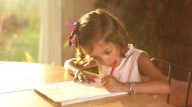 Ödev yapan küçük kız.