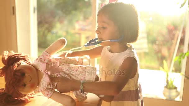 Menina jogando médicos com boneca — Vídeo de Stock