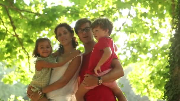 Οικογένεια με παιδιά σε έναν περίπατο στη φύση — Αρχείο Βίντεο