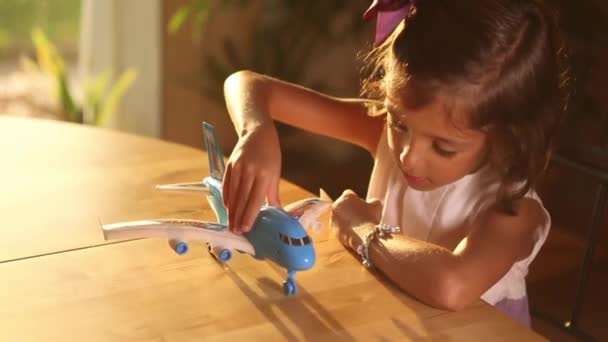 Flicka som leker med leksak plan — Stockvideo