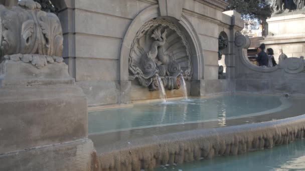 在巴塞罗那的古代石喷泉。 — 图库视频影像
