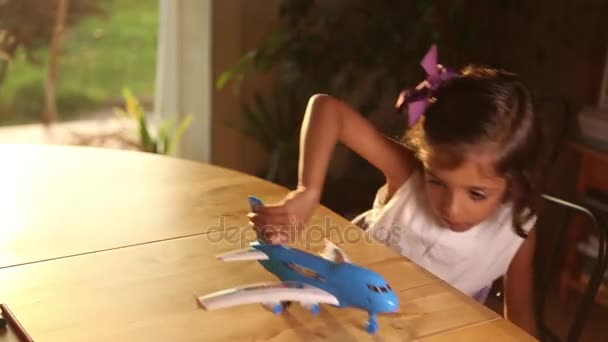 Chica jugando con avión de juguete — Vídeos de Stock