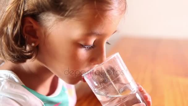 Ragazza piccola acqua potabile — Video Stock