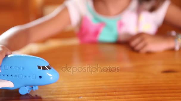 Девушка играет с игрушечным самолетом — стоковое видео