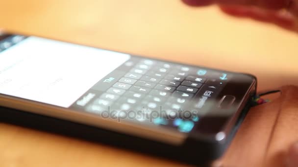  Femme utilisant un téléphone portable