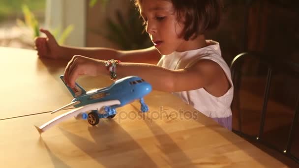 Mädchen spielt mit Spielzeugflugzeug — Stockvideo