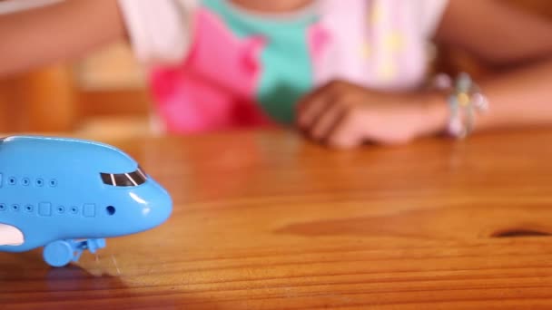 Mädchen spielt mit Spielzeugflugzeug — Stockvideo