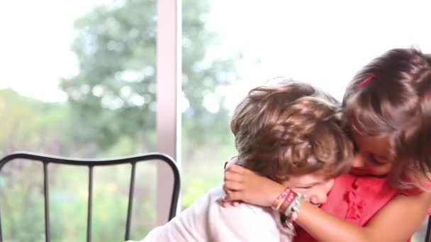 Брат і сестра обіймаються — стокове відео