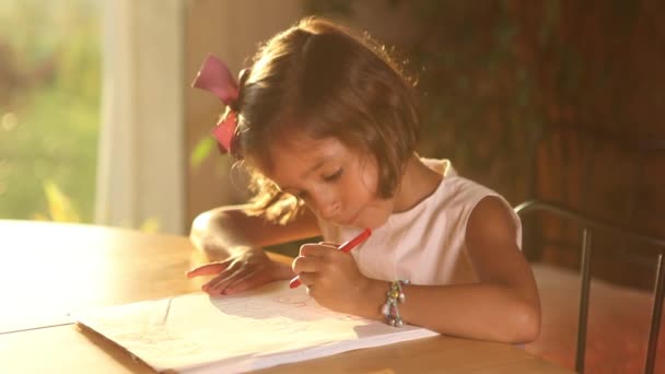 Ödev yapan küçük kız. — Stok video