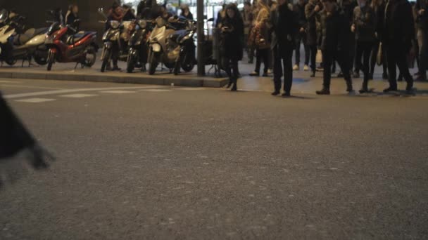 Gente en la calle Barcelona — Vídeo de stock