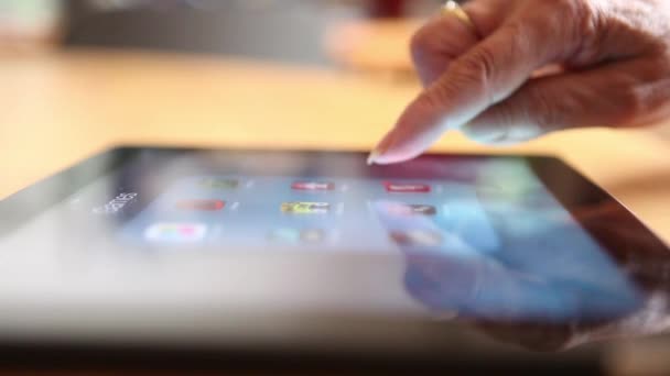 Dijital tablet kullanan kadın — Stok video