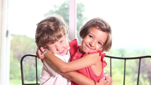 Брат и сестра обнимаются — стоковое видео