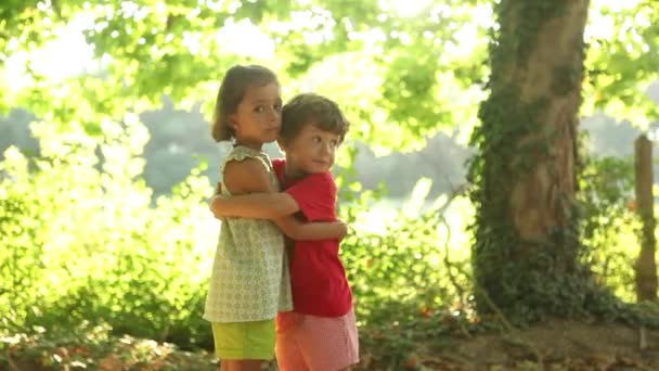 Menino e menina abraçando no parque — Vídeo de Stock