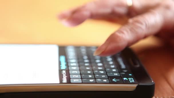  Femme utilisant un téléphone portable