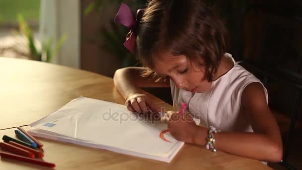 Ödev yapan küçük kız. — Stok video