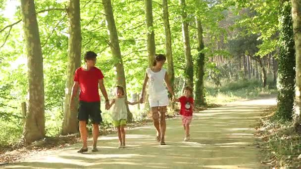 Familia con niños en un paseo por la naturaleza — Vídeo de stock