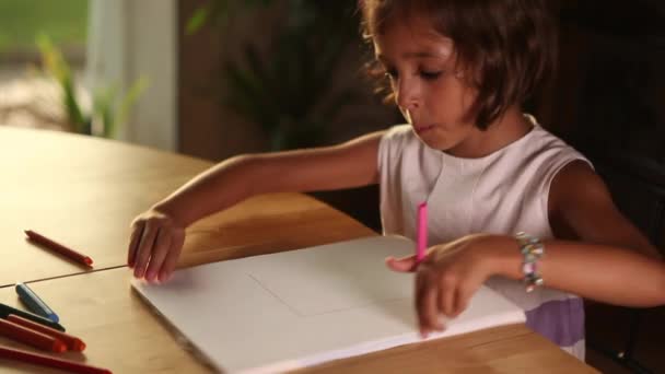 Mała dziewczynka odrabia lekcje. — Wideo stockowe