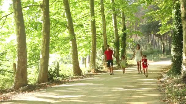 自然の中の散歩で子供連れの家族 — ストック動画