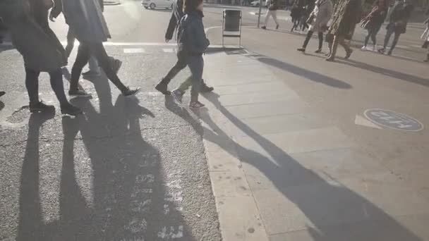 Menschen auf der Barcelona Street — Stockvideo