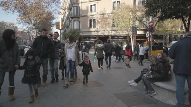 Menschen auf der Barcelona Street — Stockvideo