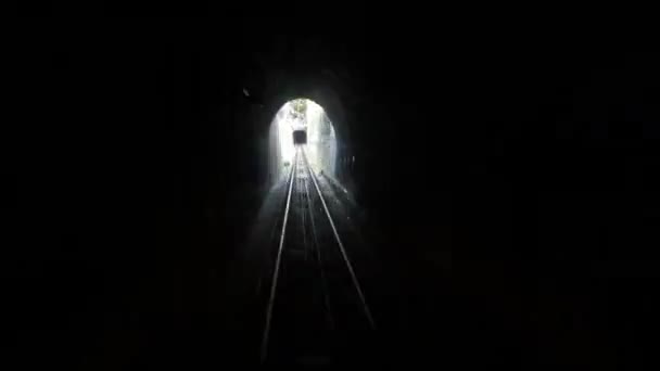 Tren en movimiento por túnel ferroviario — Vídeo de stock