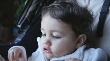 oyuncakla oynamak bebek