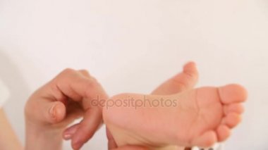 Anne kucağında bebek ayakları